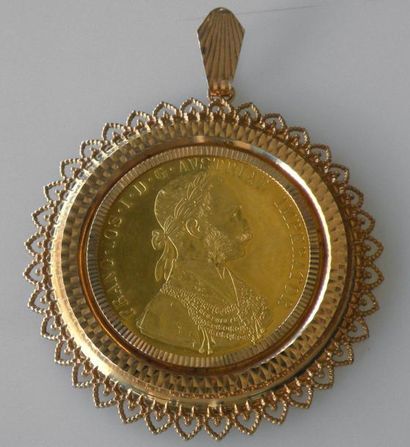 null PENDENTIF en or jaune serti d'une médaille austro-hongroise à l'effigie de François...