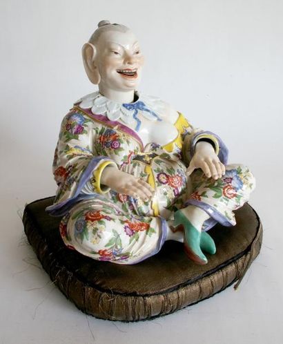 null Important MAGOT articulé en porcelaine émaillée, femme chinoise représentée...