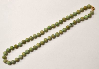null COLLIER de perles de jade gris nuancé vert. L. 55 cm