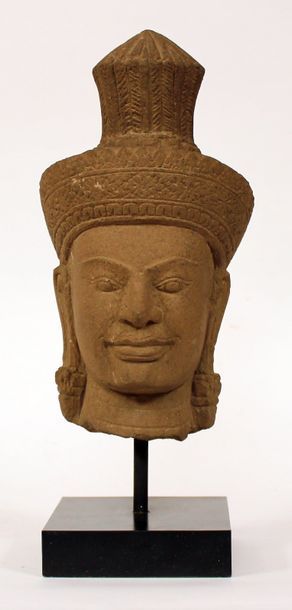 null CAMBODGE. Tête Khmère en pierre sculptée dans le style du Bayon. H. 30 cm