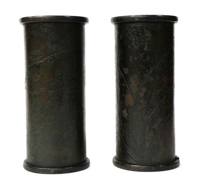 null JAPON, fin XIXe. Paire de VASES cylindriques en bronze patine brune, à décor...