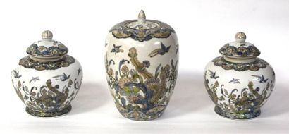 null GARNITURE de trois VASES en porcelaine émaillée à décor floral. 32 et 24 cm