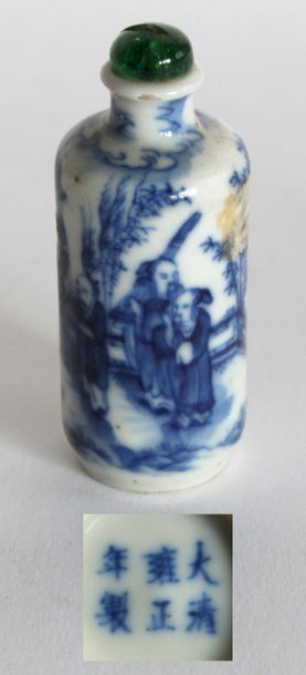 null CHINE. TABATIERE cylindrique, le col étranglé, en porcelaine de type bleu et...