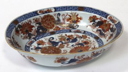 null *BASSIN ovale en porcelaine de type Imari à décor floral polychrome et or. Japon...