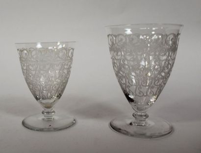 null Neuf VERRES à eau et onze VERRES à vin en cristal à décor de volutes.