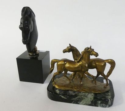 null Sujet en REGULE doré figurant deux chevaux et bronze à l'antique, tête de c...