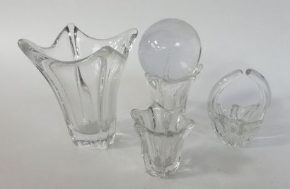 null DAUM, Trois petits VASES, un panier en cristal (léger éclat à un vase) et une...