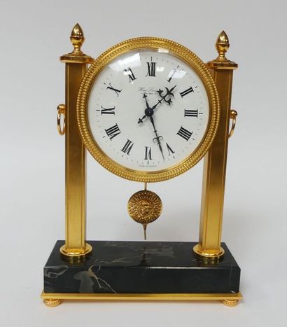 null HOUR LAVIGNE, Pendulette en bronze doré.