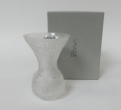 null LALIQUE, Vase arabesque. Hauteur 13,5 cm.