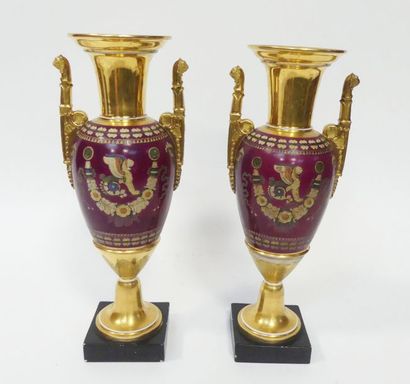 null LEBON-HALLEY, Paire de vases en porcelaine de Paris à décor de sphinges et guirlandes....