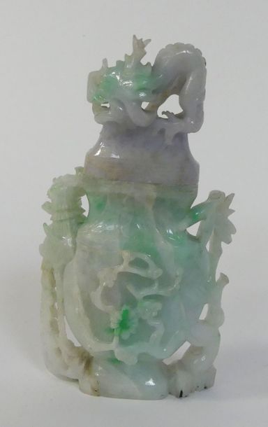 null CHINE. VASE couvert en jade à décor d'oiseaux, dragons et végétaux (légers ...