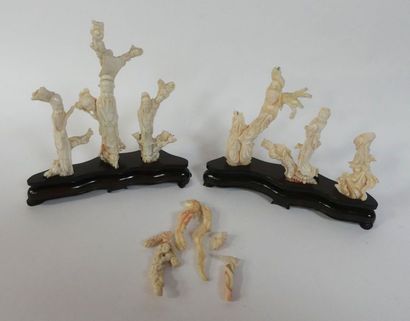 null CHINE. Deux SUJETS en corail sculptés sur socle de bois (accidents et manqu...