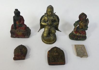 null ASIE. Trois SUJETS et trois PLAQUES à décor de Bouddha en terre cuite et br...