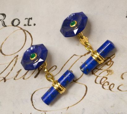 null Paire de BOUTONS de MANCHETTES, en or jaune et lapis lazuli, formés d'un disque...