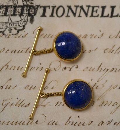 null Paire de BOUTONS de MANCHETTES, la monture en or jaune, formés de d'un cabochon...