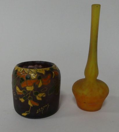 null LEGRAS. Vase en verre marmoréen violet à décor émaillé glycine jaune et orange...