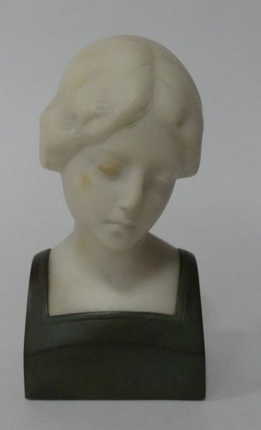 null SOUTEUR. BUSTE de femme en marbre et bronze. H. 16 cm.