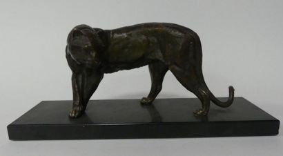 null FAUVE en bronze, socle de marbre noir (petit éclat) 13 x 25 cm.