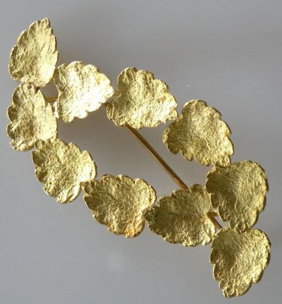 null BROCHE "feuilles" en or jaune amati guilloché. Poids 6,8 g