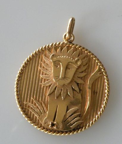A charge MEDAILLON à décor de lion en or jaune (manque la pierre). Poids 14,3 g.