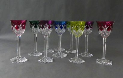 null VAL SAINT LAMBERT. Dix verres à pied en cristal de couleur Signés.