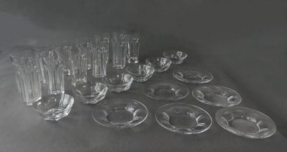 null BACCARAT Modele Harcourt. Douze verres à orangeade, six bols et six assiettes...