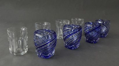 null Quatre tasses en verres filigrané bleu. Jointes quatre tasses en cristal (important...
