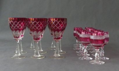 null Deux séries de verres: treize petits verres à pied en cristal incolore et parme...