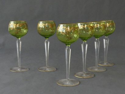 null Six verres à vin du Rhin en cristal taillé, la coupe en cristal vert à décor...