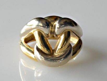 null CHRISTOFLE. BAGUE deux ors à motif de noeud gordien. Signée. Poids 7,9 g.