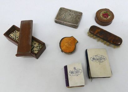 null LOT d'objets MINIATURES: jeu de dominos, mètre de couturière, brosse à moustache,...