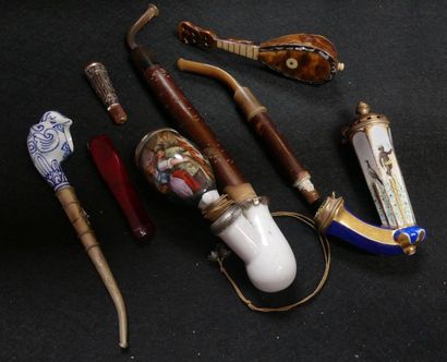 null Lot de PIPES, FUME CIGARETTES, MANDOLINE miniature dont porcelaine