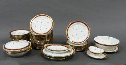 null Partie de service de table en porcelaine de Limoges à décor bordeaux et or 
