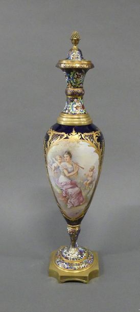 null Beau vase d'ornement en porcelaine polychrome et or à décor dans des réserves...