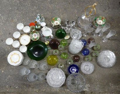 null Lot de verreries et porcelaine, dont vases, partie de service thé en porcelaine...