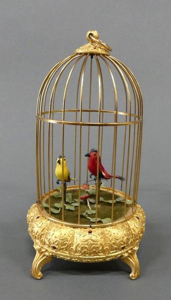 null Reuge music, Suisse. Cage à oiseaux chanteurs en métal doré, les oiseaux à plumes...