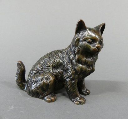 null Chat en bronze à patine brune: chat assis. H 11 cm