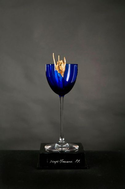 null Série "verres mutation". Verre en cristal de Baccarat bleu et matériau composite,...
