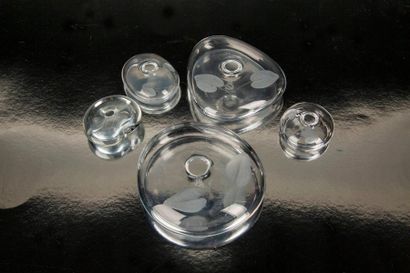 null Saint Louis série "perles de rosée". Cinq soliflores en cristal à décor dépoli...