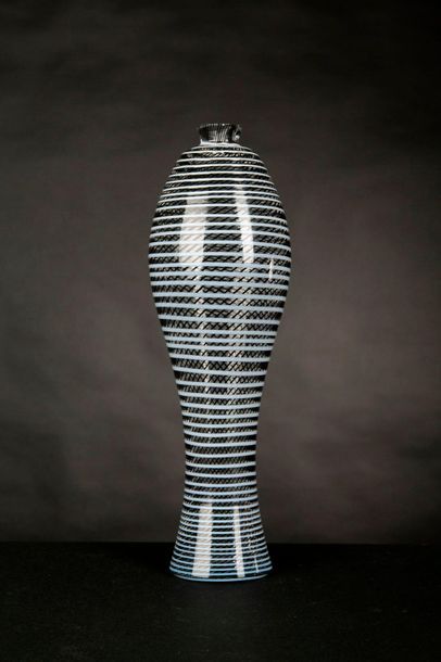 null Murano. Beau et grand vase de forme Meiping en verre filigrané noir et émaillé...