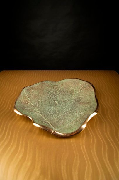null Grand plat en bronze doré patiné vert à décor de feuillage. 34,5 x 32 cm 
