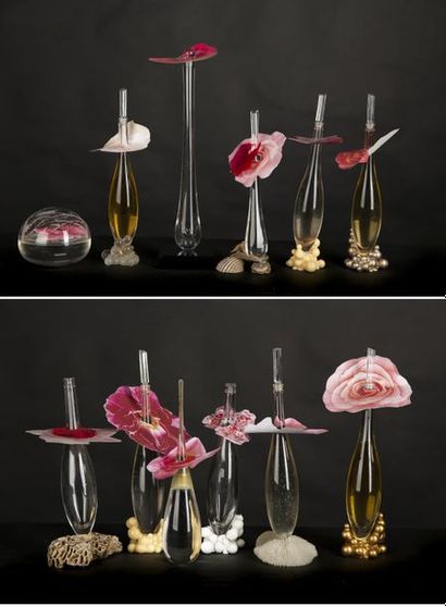 null Serge Mansau pour Kenzo. Six prototypes en verre, résine, fleurs en papier ou...