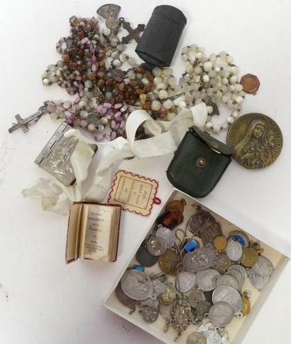 null CHAPELETS, petit paroissien miniature et médailles religieuses.