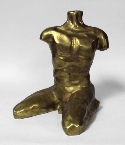 null Max FORTI (1937) Buste d'homme assis jambes repliées. Bronze à patine dorée,...