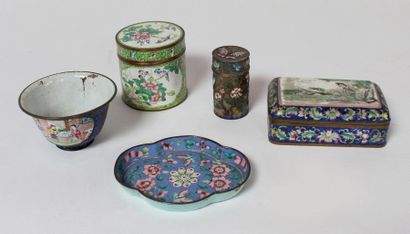null CHINA, 19th-20th. Peking enamels, a small tray, three boxes, one of which is...