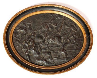  Ecole du XVIIe. Scène de bataille. Médaillon ovale en bronze à patine brune. 14...
