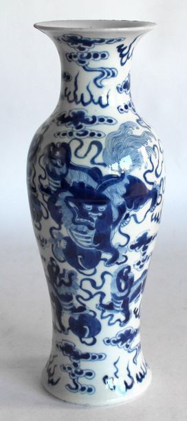 CHINE, XIXe VASE balustre en porcelaine bleu...