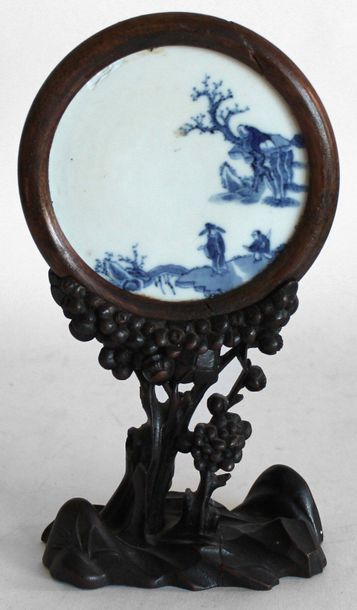 null CHINE. Petit ECRAN rond en porcelaine bleu et blanc à décor de lettrés dans...