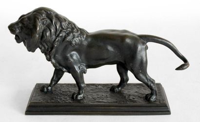  Antoine Louis BARYE (1796-1875) Lion passant. Bronze à patine brun noir signé sur...