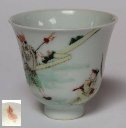 null CHINE. TASSE en porcelaine émaillée polychrome de personnages dans un jardin....